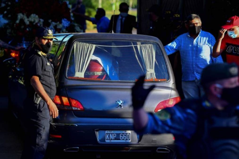 El coche fúnebre de Maradona entrando al cementerio Jardín Bella Vista de Buenos Aires.