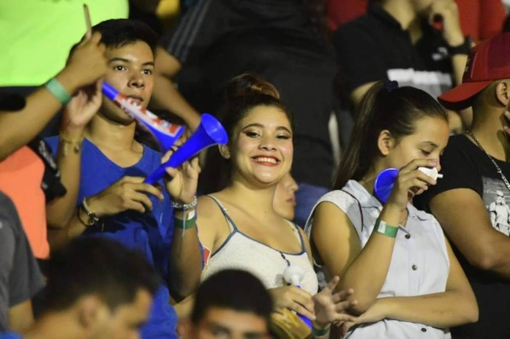 Gran ambiente se vivió en el estadio Humberto Micheletti.