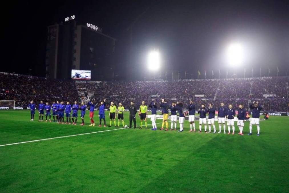 Los equipos de Levante y Real Madrid antes del inicio del partido en el estadio Ciudad de Valencia.<br/>
