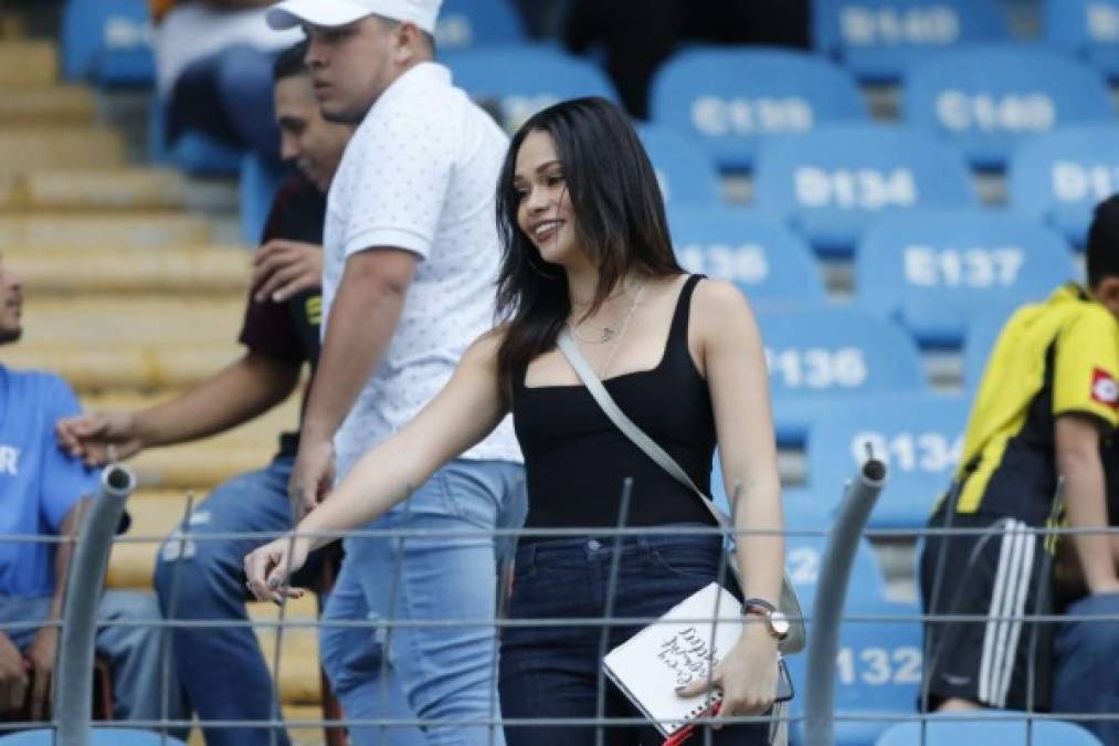 Sirey Morán, Miss Honduras Universo, es una de las aficionadas más bellas del Real España y llegó al estadio Olímpico.