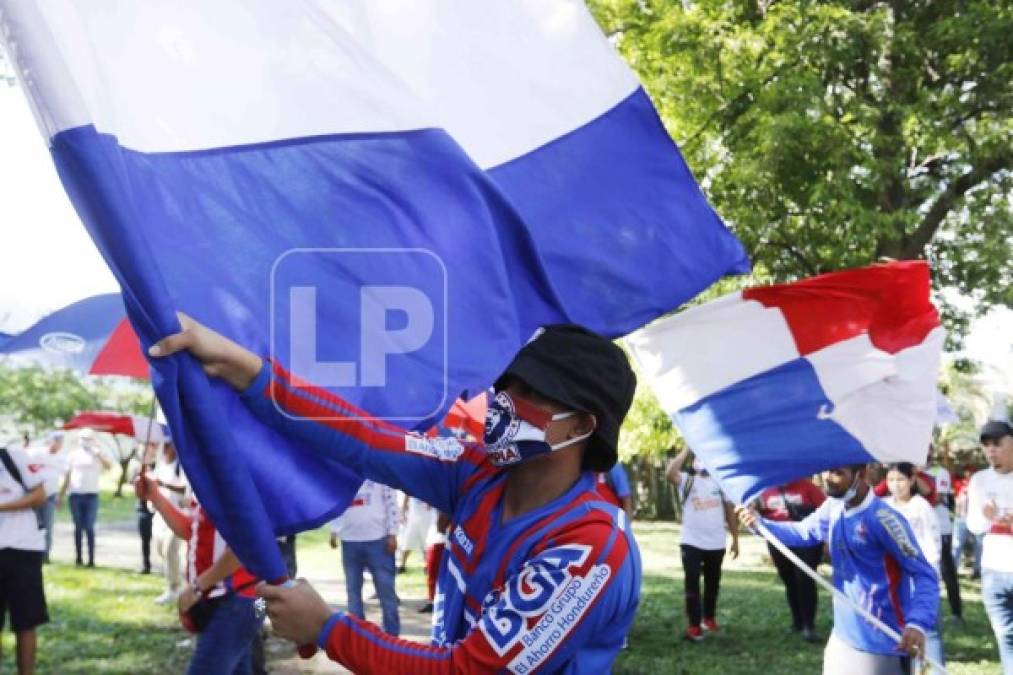 Los aficionados olimpistas se congregaron en las afueras del hotel donde se concentra el conjunto albo en San Pedro Sula antes del clásico hondureño.