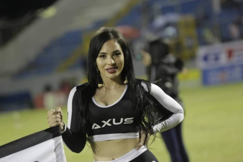 Bellas chicas adornaron la cancha del estadio Morazán en el partido Real España-Marathón.