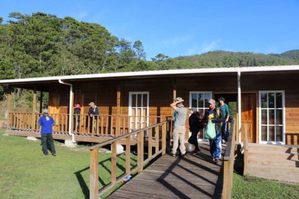 El recorrido hacia Las Minas inicia en carro, ya que de Gracias hacia San Manuel de Colohete hay una carretera de tierra en buenas condiciones para que carros altos lleguen al centro de visitantes en la comunidad de El Naranjito. Ahí, guías certificados por Mapance, que es la encargada junto al Instituto de Conservación Forestal de preservar el monumento natural, se unieron al grupo para acompañarnos.