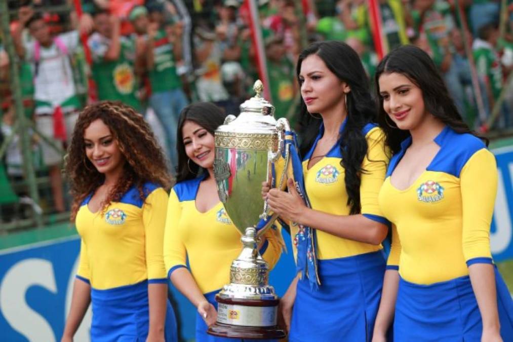 La copa que se llevará el campeón, bien custodiada por estas bellezas.