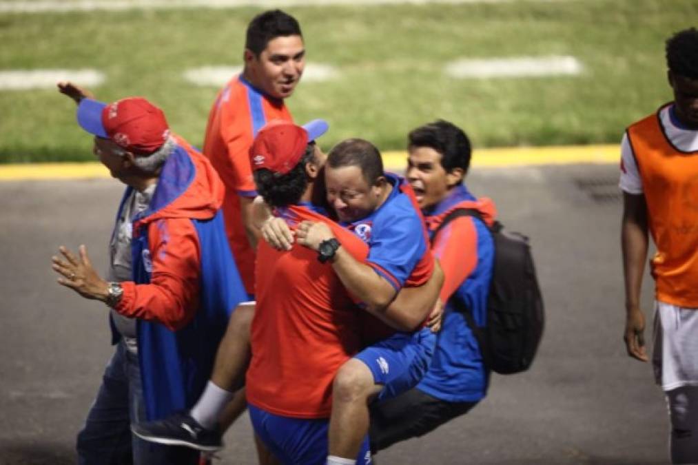 Tras el pitazo final, todos se fueron encima de Pedro Troglio para celebrar el título de campeón con Olimpia.