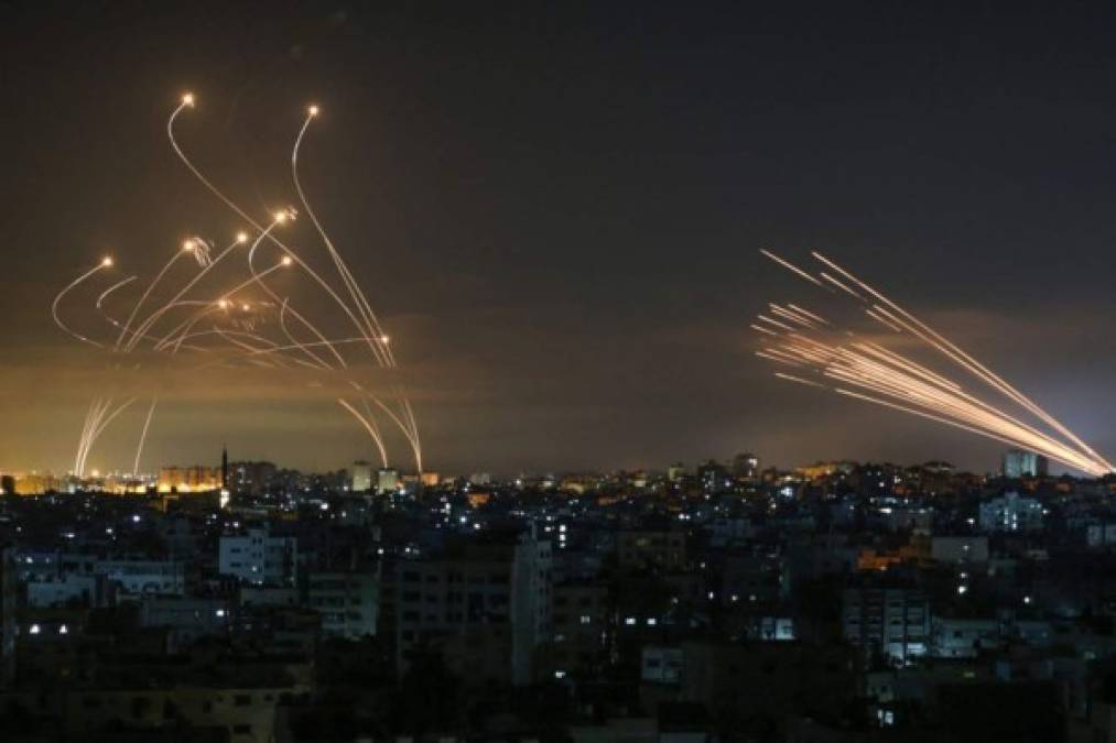 Al día siguiente Israel despliega tanques y artillería en la frontera para apoyar los bombardeos aéreos.<br/><br/>Según el ministerio de Sanidad de Gaza, los ataques aéreos israelíes contra el enclave en respuesta a los cohetes mataron al menos a 139 personas, entre ellas 39 niños. Comandantes de Hamás y de la Yihad Islámica figuran entre los muertos.<br/>