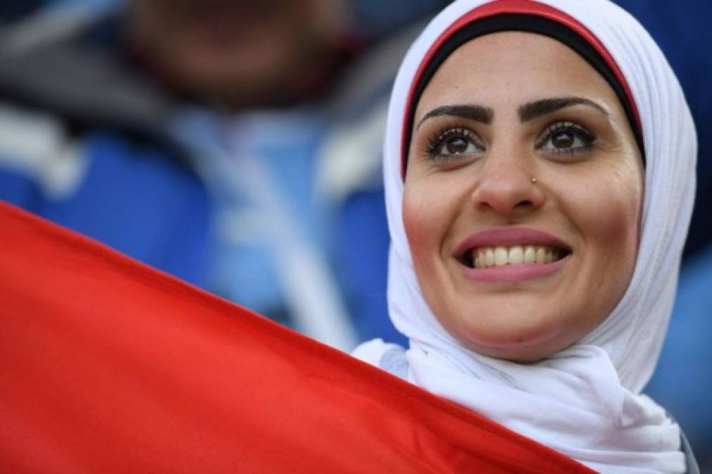 El fútbol es un deporte que rompe fronteras y las mujeres que lo siguen se muestran felices de apoyar a la selcción de su país.