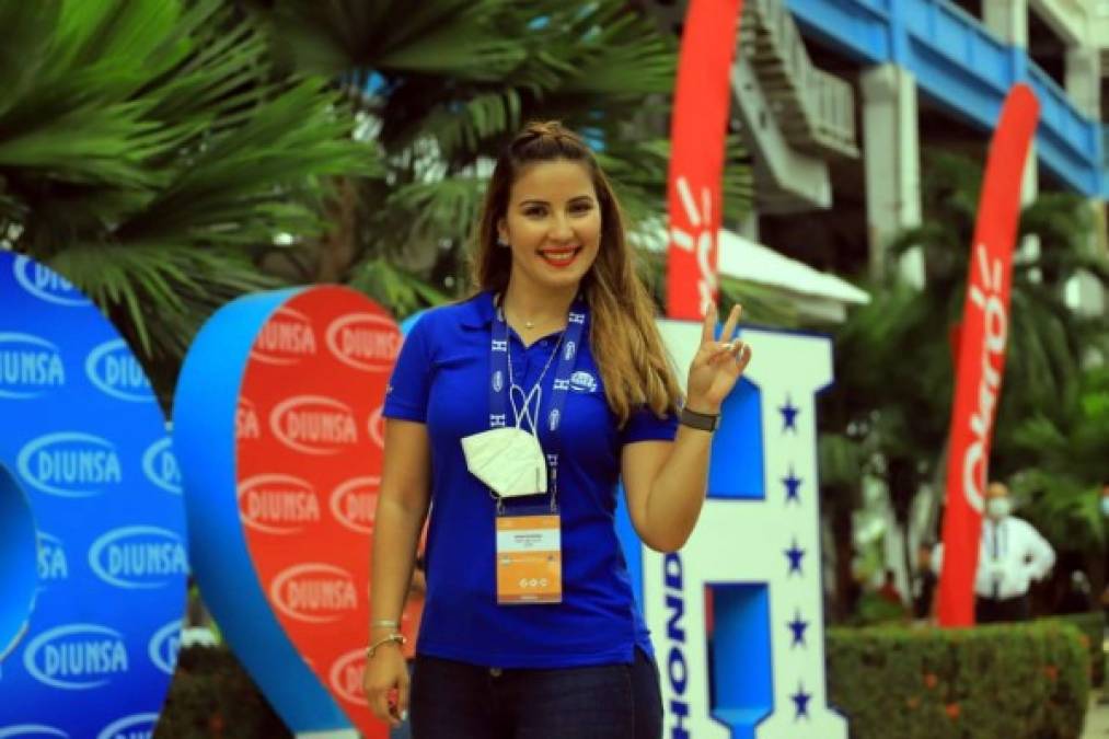 La guapa Jenny Fernández, periodista de Grupo OPSA y corresponsal de ESPN en Honduras, presente en el estadio Olímpico.