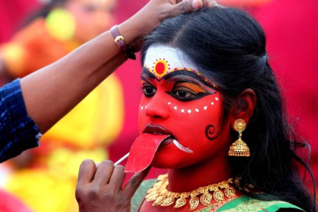 INDIA.<br/>Festival tradicional. Estudiante vestida con traje tradicional en la sesión inaugural del Balrang Festival en Bhopal.