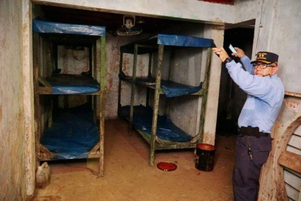Durante la inspección las autoridades policiales y fiscales encontraron dos barriles azules, dos ventiladores, doce literas para dormitorios y un extractor de aire tipo industrial.