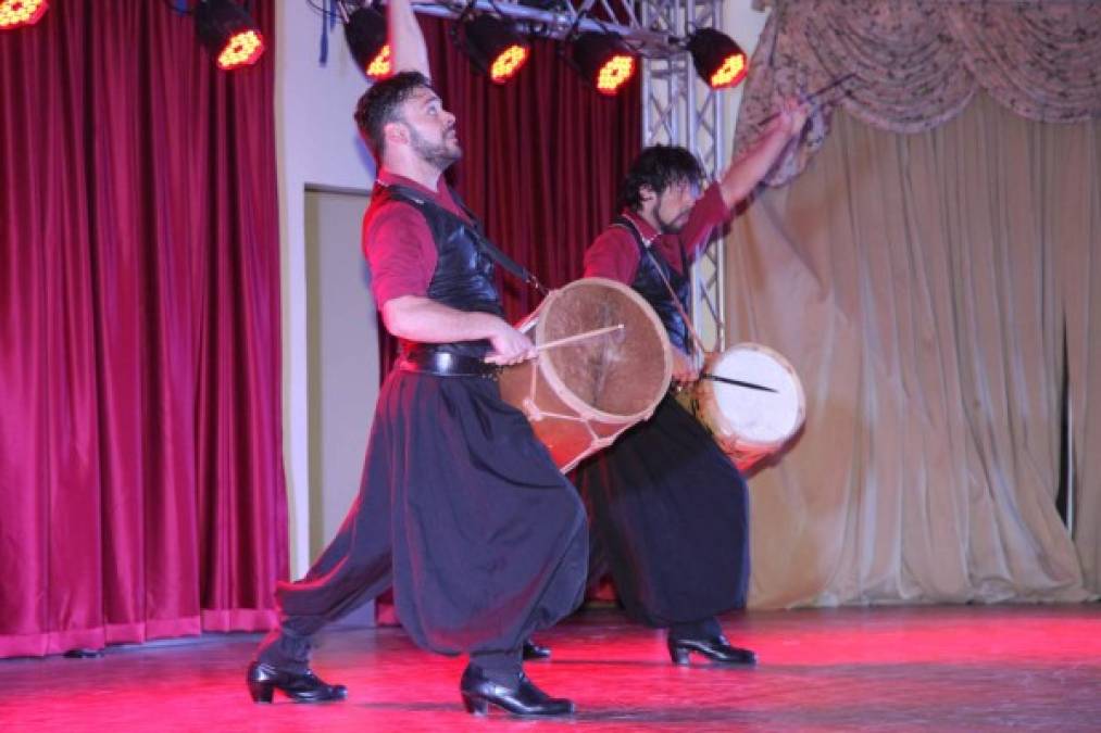 El elenco de bailarinas y cantantes de la Compañía Argentina de Tango deleitó por dos horas a un público selecto, amante del seductor y emblemático baile gaucho.