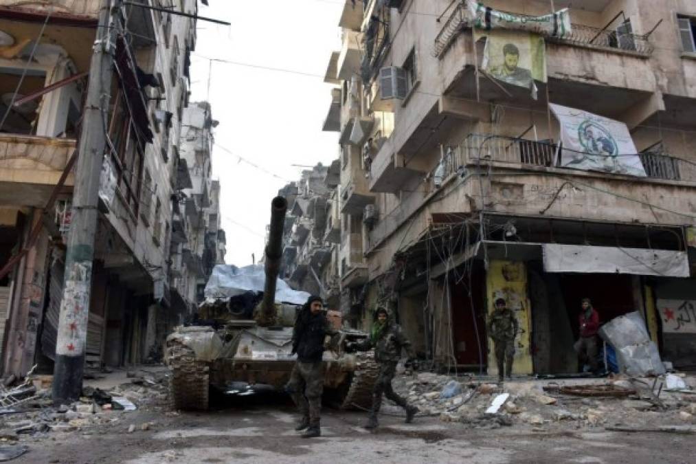 Siria. Ciudad en ruinas. Soldados caminando cerca de un tanque en Zabadia y Salah Eddin en el distrito de Alepo. Foto: EFE