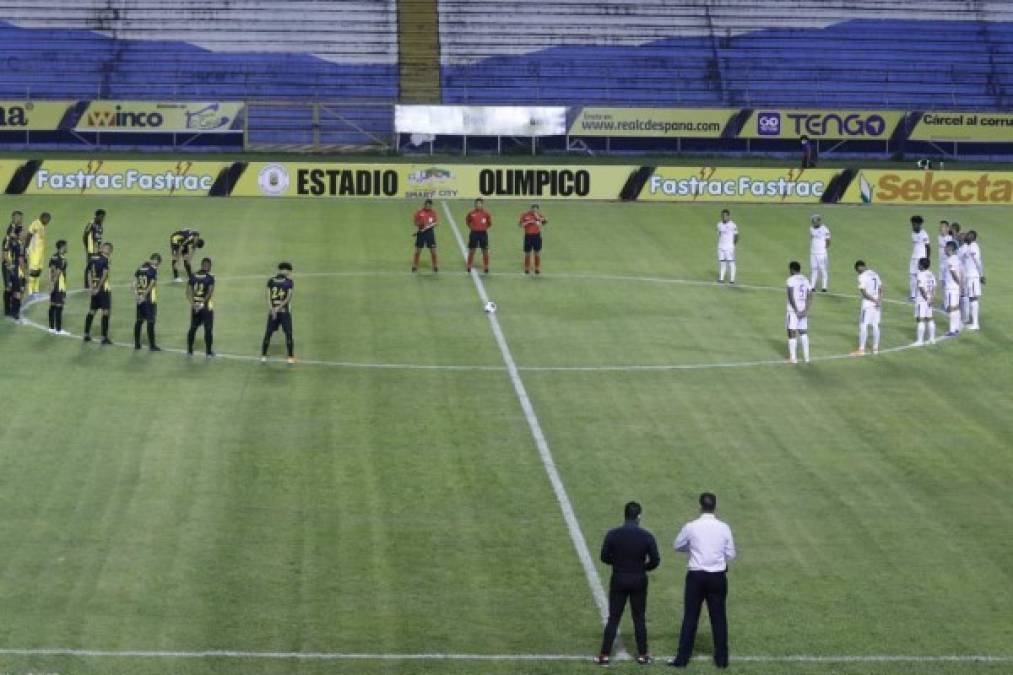 Los jugadores guardaron un minuto de silencio por las víctimas que ha dejado el coronavirus en Honduras y el mundo.