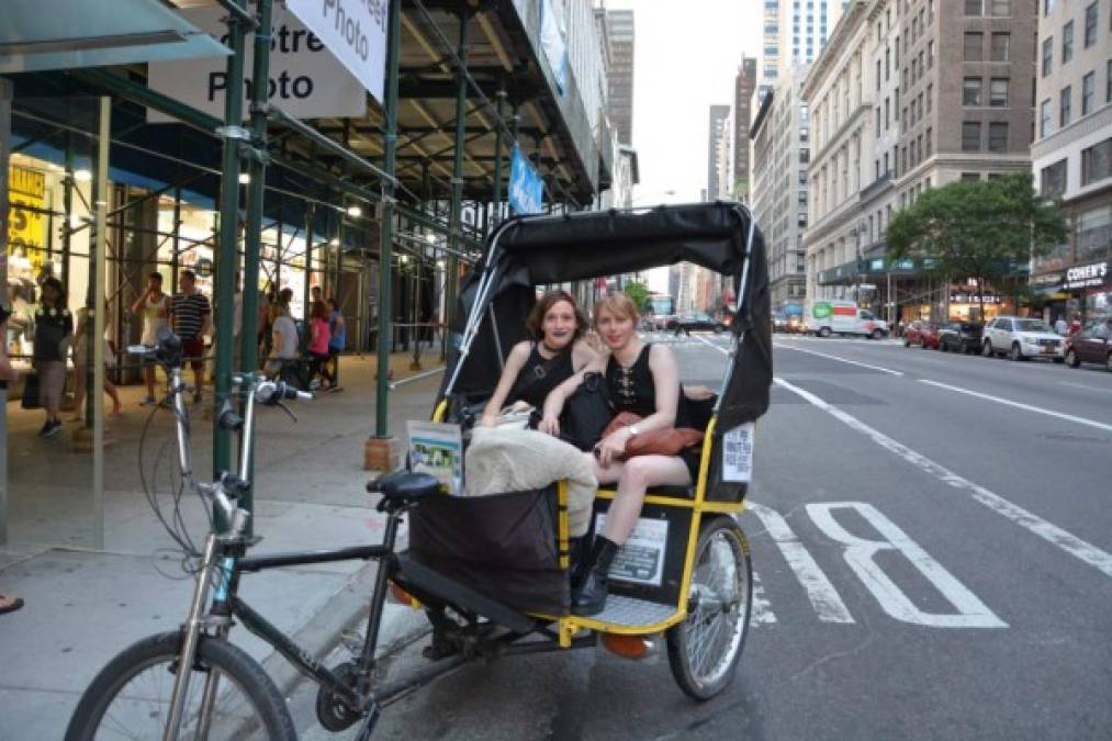 Chelsea junto a una amiga de paseo por Manhattan. Imagen tomada del Twitter Chelsea E. Manning@xychelsea