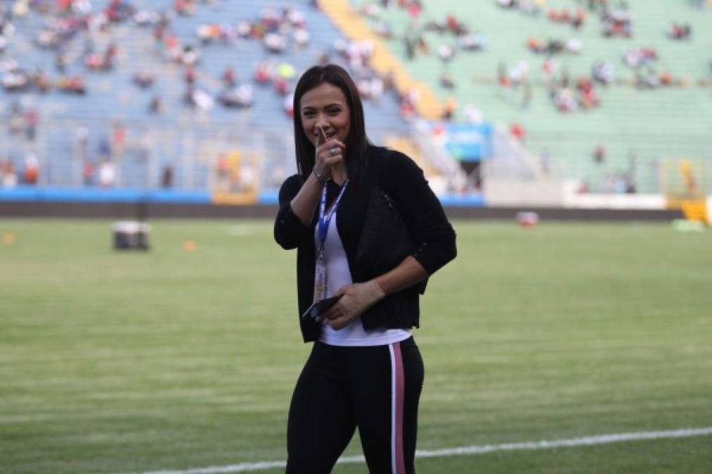 La periodista deportiva de Televicentro, Isabel Zambrano, cubriendo el clásico entre Motagua y Olimpia.