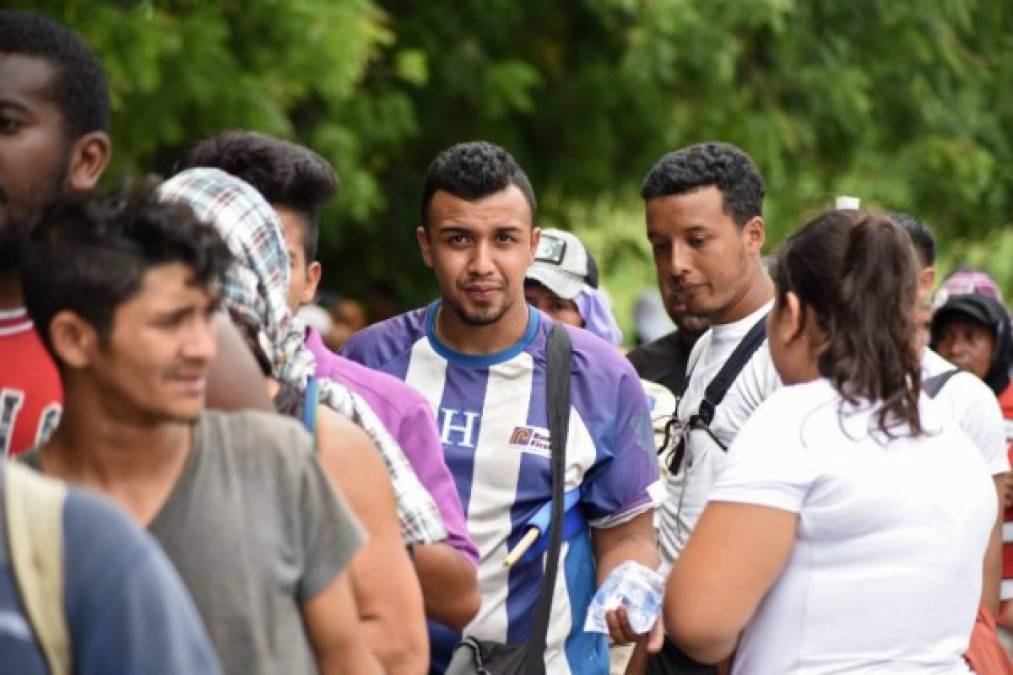 En Oaxaca, los líderes de la marcha exigieron libertad de tránsito por el territorio mexicano. 'Exigimos transporte (...) exigimos garantía de no detención, una llegada segura y digna a Ciudad de México', dijo a la prensa Gina Morales, de la organización mexicana Pueblos sin Frontera que defiende a los migrantes.