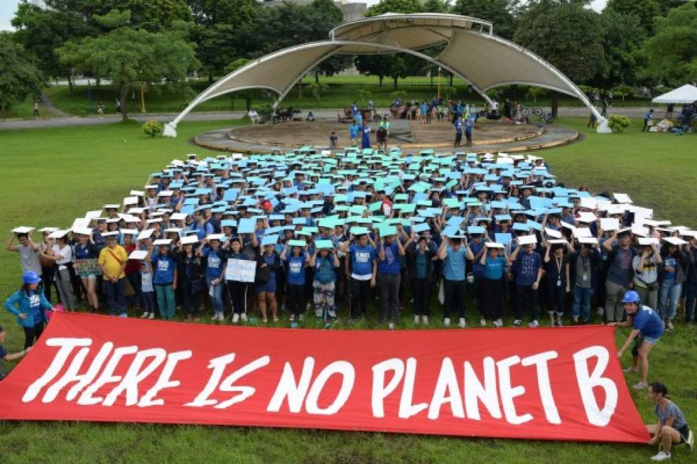 Ciudadanos de decenas de países salieron a manifestarse este viernes en un evento coordinado de alcance mundial, en el que llaman a hacer una 'huelga por el cambio climático'.