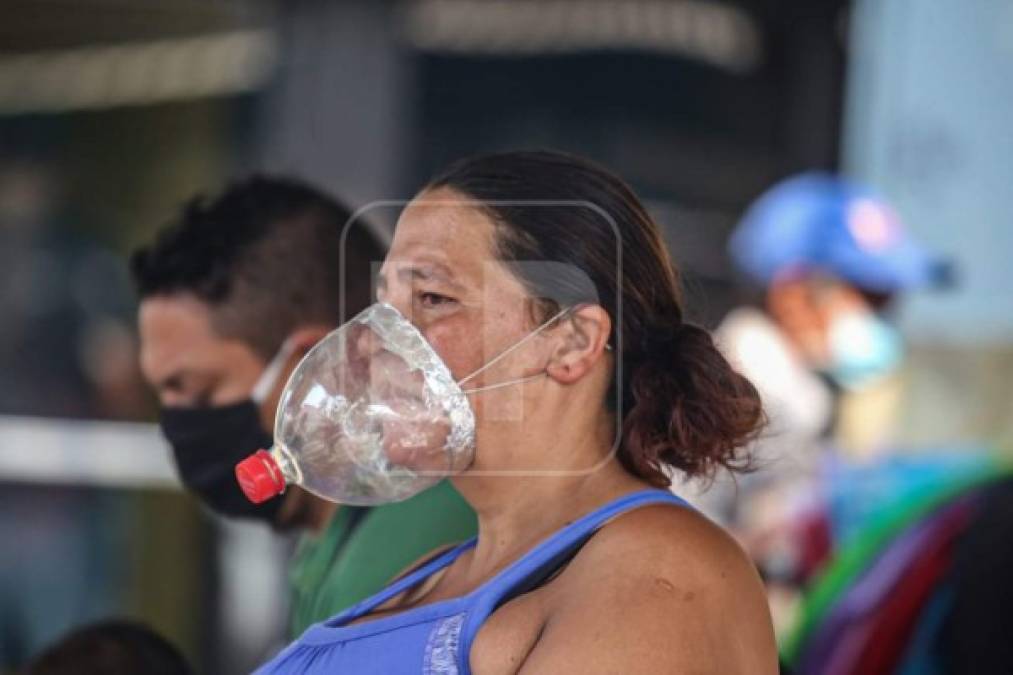 Los hondureños en Tegucigalpa, capital de Honduras, se las han ingeniado para protegerse del mortal coronavirus, a falta de mascarillas usan botellas de plástico. Este día circularon los ciudadanos con los números de terminación 3 y 4 de la tarjeta de identidad.