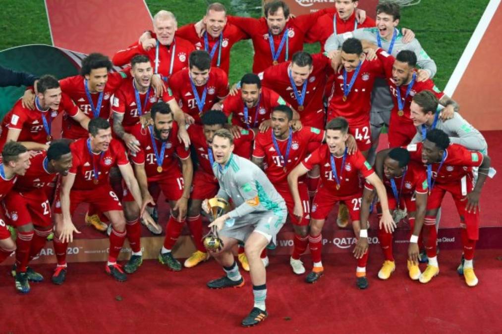 Manuel Neuer preparándose para alzar el trofeo de campeones del mundo.