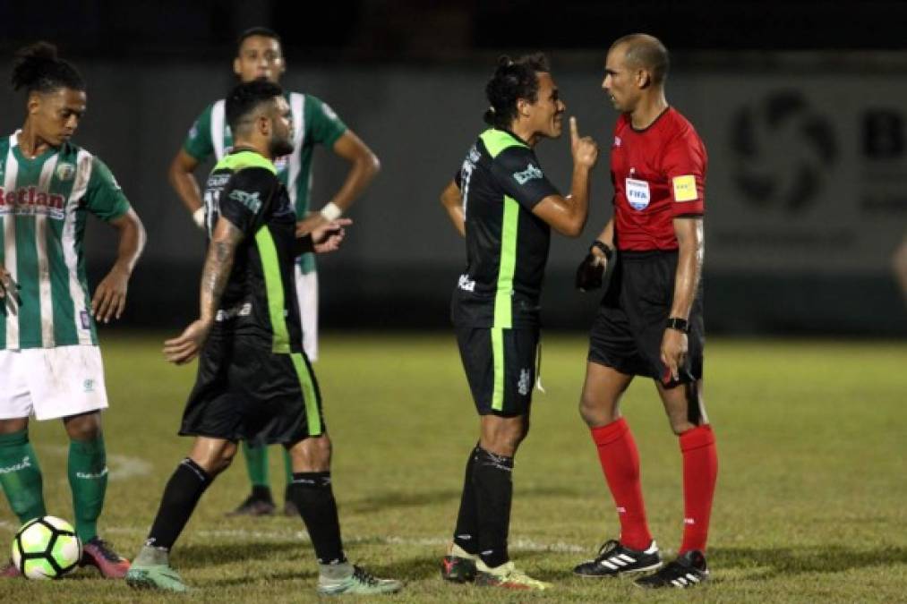 'Rambo' de León fue expulsado por reclamos al árbitro Óscar Moncada y dejó con 10 hombres a Platense ante Juticalpa.