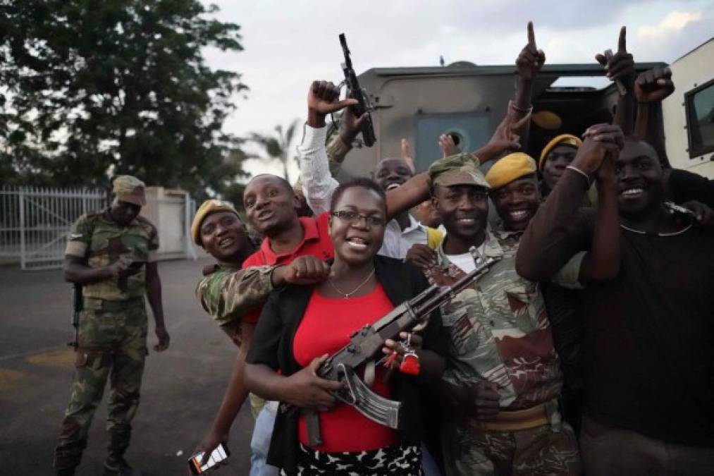 Zimbabue. <br/>La euforia por la salida del dictador. Residentes y soldados celebran la renuncia del presidente de Zimbabwe, Robert Mugabe, en Harare. Dirigió el país con mano de hierro durante 37 años.