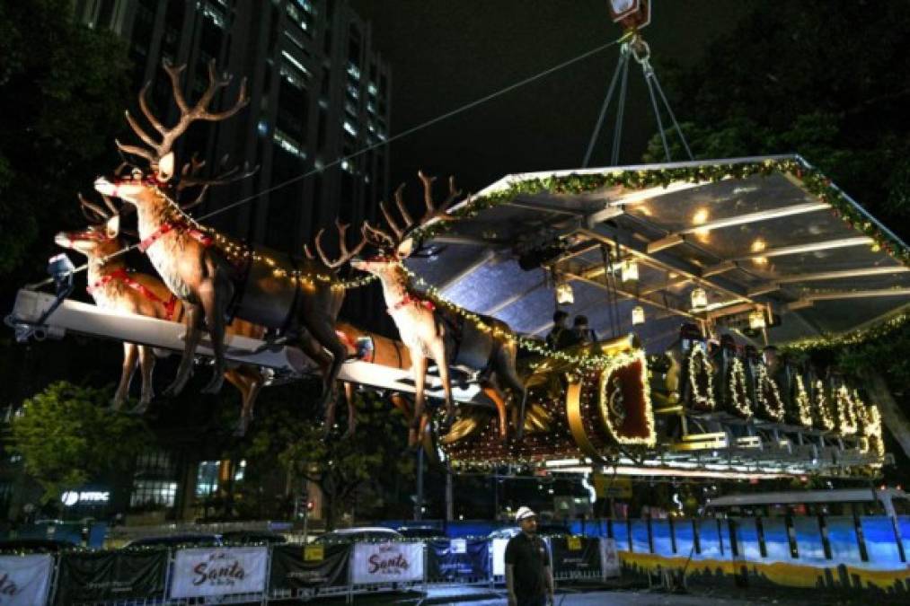 Em Kuala Lumpur, el trineo de Santa Claus decora la entrada de un popular restaurante.