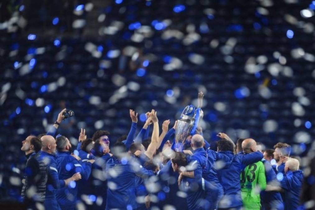 El Chelsea tocó el cielo en Oporto, lugar eterno para un equipo que se sobrepuso a cualquier pronóstico para atar la segunda Champions de su historia tras ganarle la final al City.