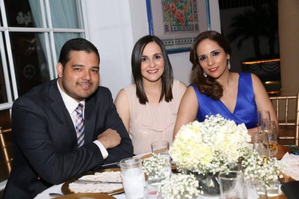 Mario Calix con Nicole y Paola Katimi.