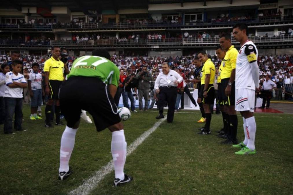 Rafael Ferrari realizando un saque de honor previo a un partido en el estadio Nacional.