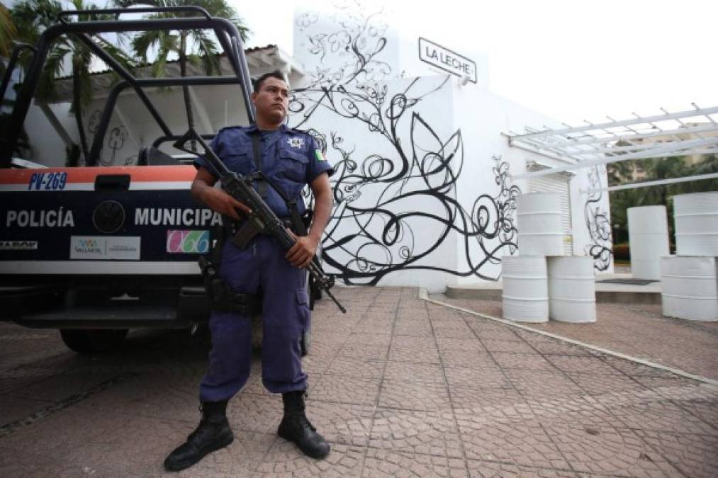 Las autoridades resguardan el restaurante donde fueron secuestradas al menos 6 personas la tarde del lunes.