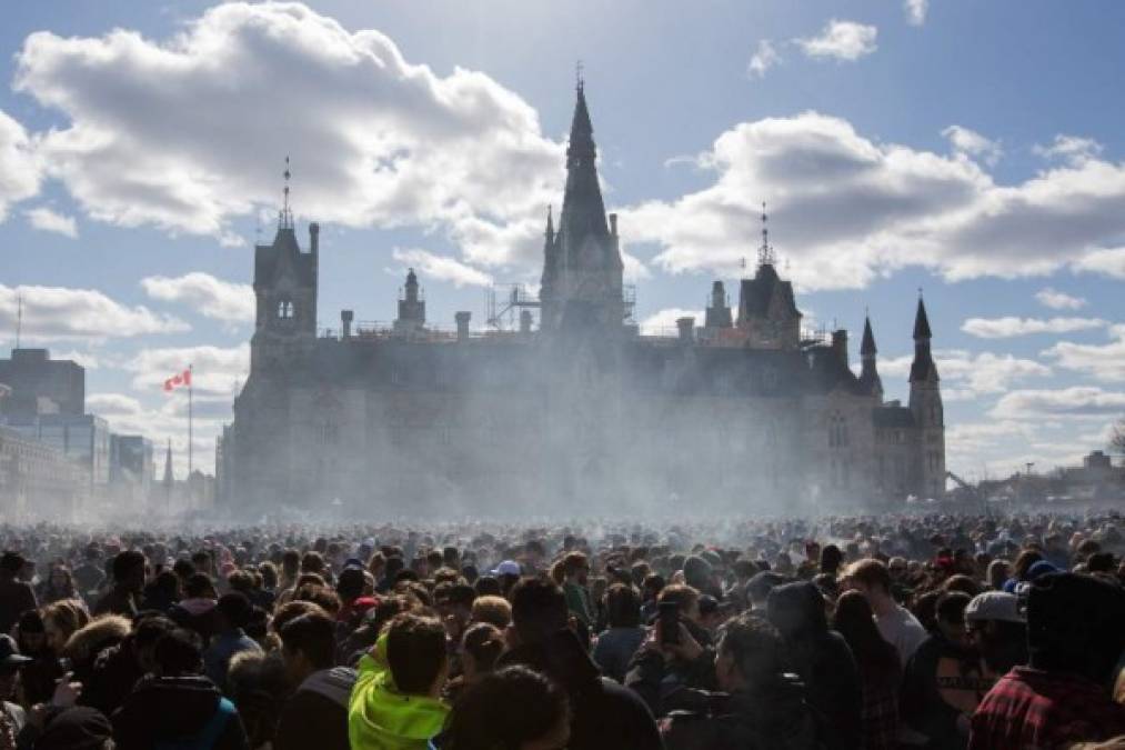 Los canadienses organizaron decenas de fiestas en las principales ciudades para conmemorar el histórico día.