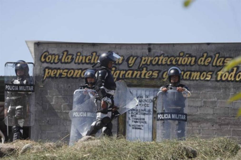La policía militar mexicana continúa apostada en la frontera con Guatemala para evitar el ingreso de los migrantes hondureños a ese país.