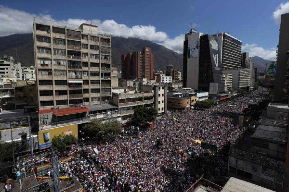 Los opositores paralizaron Caracas para presionar a Maduro y las Fuerzas Armadas que mantienen bloqueada la frontera con Colombia.