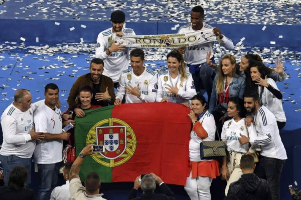 La bandera de Portugal estuvo presente en el posado de Cristiano Ronaldo con sus familiares y amigos. Foto AFP
