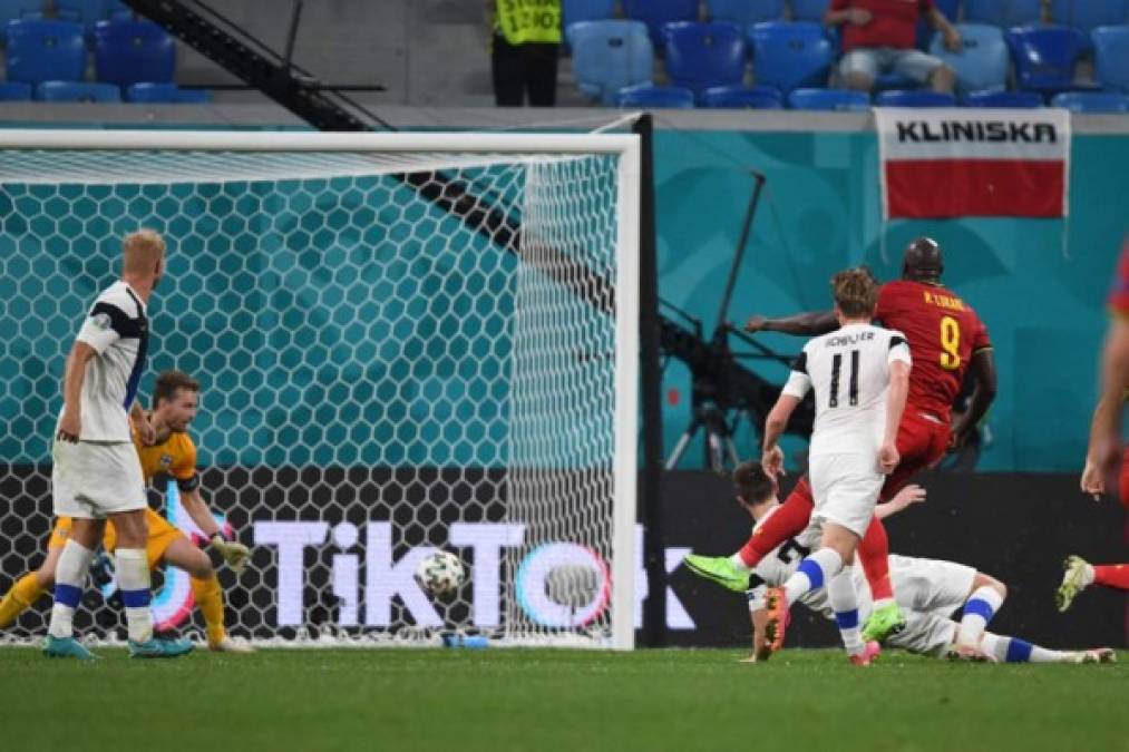 En San Petersburg se realizó el duelo donde Bélgica venció 2-0 a Finlandia y fue aquí donde una chica ha causado revuelo...