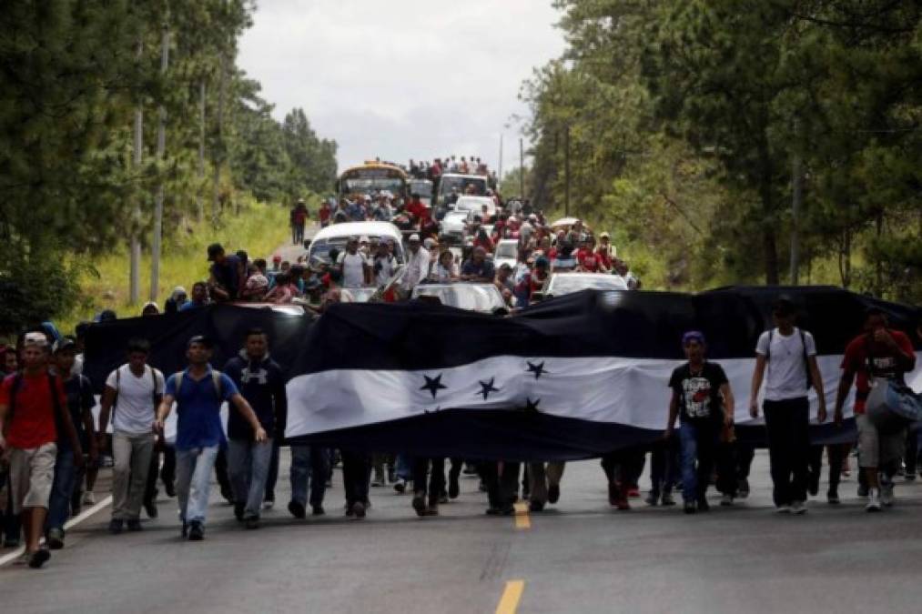 Mientras tanto, al rededor de 600 hondureños viajaron el martes a la frontera de Agua Caliente para unirse a la caravana que va rumbo a Estados Unidos.<br/><br/>Ahí fueron retenidos por un contingente de policías hondureños, pero los que presentaron los documentos requeridos lograron pasar.