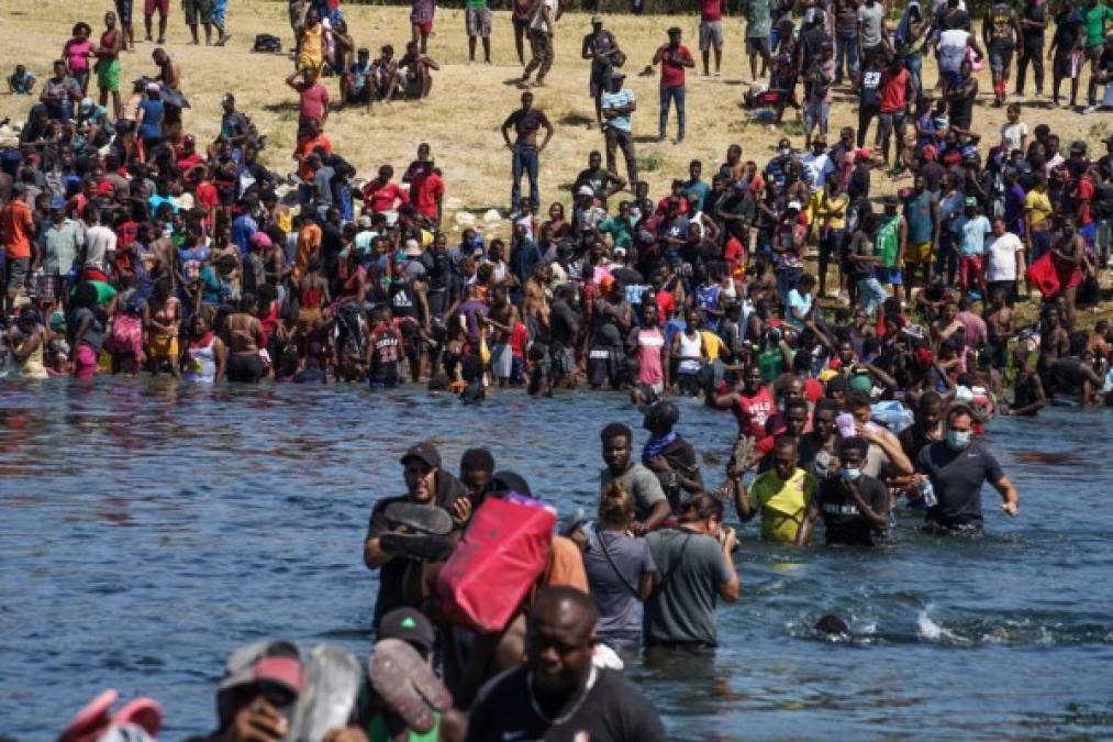 Estos migrantes llegaron a la pequeña ciudad de Del Rio, Texas, cruzando el Río Grande que separa a Estados Unidos de México.