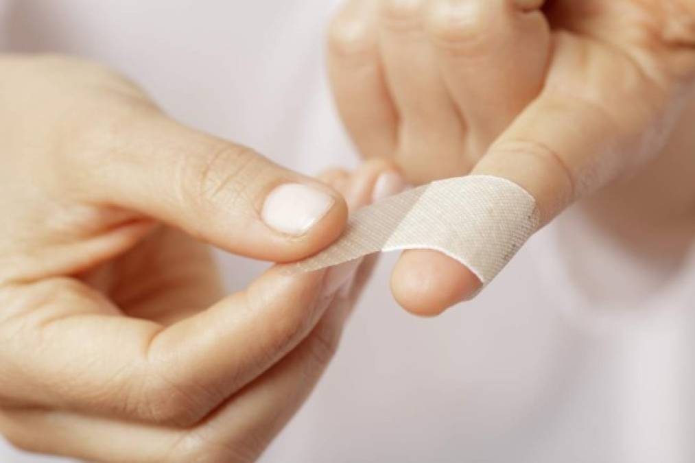 5. Cicatrizar pequeñas heridas<br/><br/>La piedra de alumbre puede ser utilizada después de la manicura o después de afeitar para detener el sangrado de pequeñas heridas y facilitar su cicatrización. <br/><br/>Esto sucede porque el alumbre de potasio ayuda en la contracción de la piel, impidiendo la salida de sangre, además de tener una poderosa acción cicatrizante.<br/>