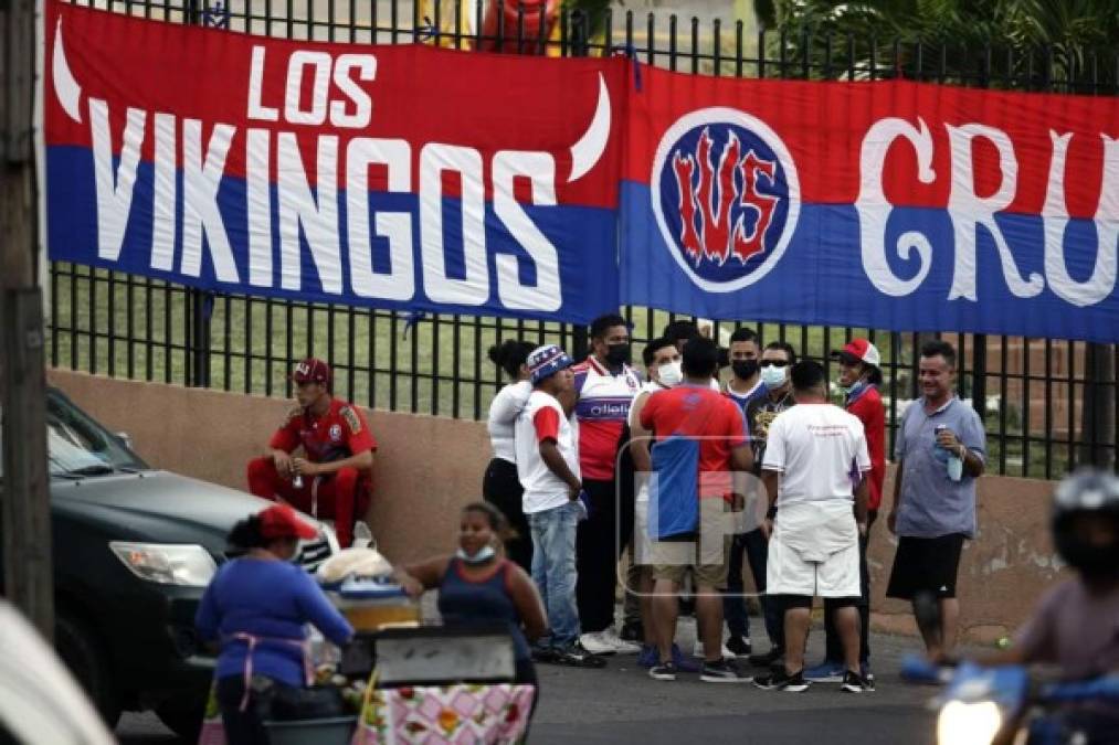 Miembros de la Ultra Fiel se instalaron en los alrededores del estadio Nacional para alentar al Olimpia.