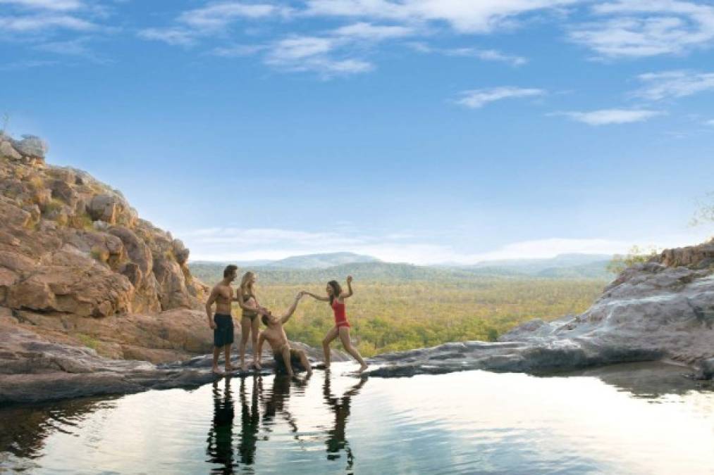 Las cascadas Gunlom Plunge forman una serie de piscinas tranquilas y de aguas cristalinas con vistas al Parque Nacional de Kakadu.