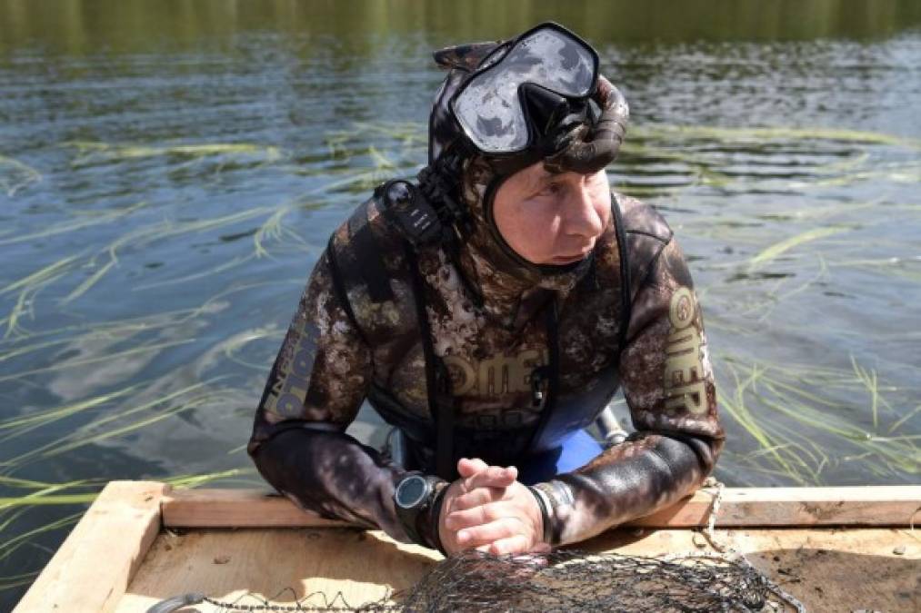 Sus vacaciones en Siberia son seguidas de cerca por medios de comunicación estatales, que lo muestran pescando, buceando, cazando o simplemente relajándose en los lagos siberianos.