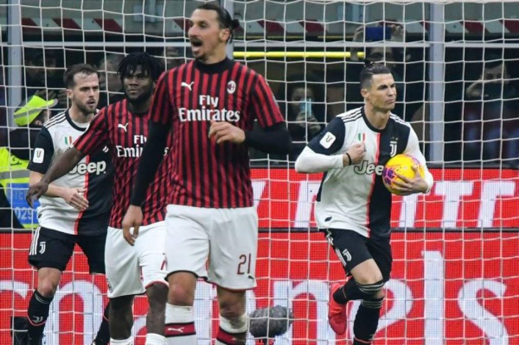 En primer plano, Ibrahimovic gritando y en el fondo Cristiano Ronaldo celebrando el gol. Foto AFP