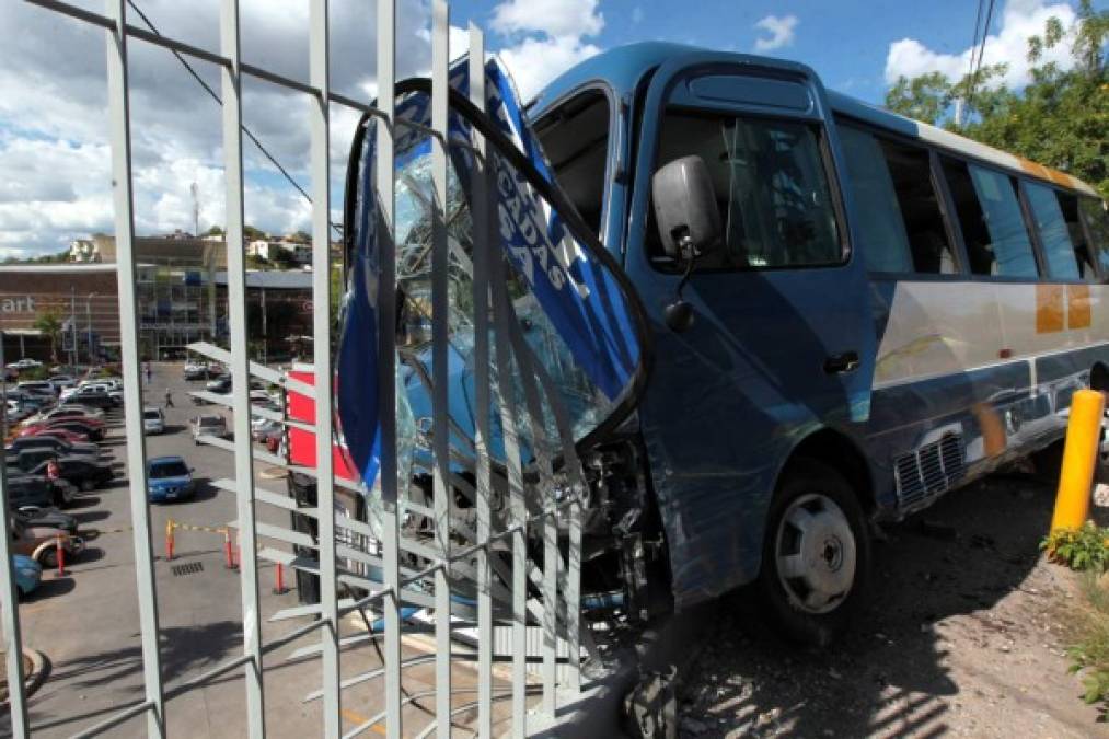 El bus con placa AAS-1626 impactó contra el taxi con placa AAS-5920.