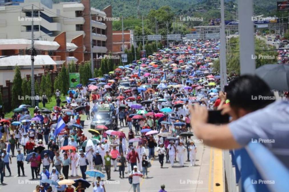 Este día continuaron las protestas por parte de sectores de maestros y médicos en varias ciudades de Honduras. Los manifestantes salieron desde el bulevar Suyapa frente a la Universidad Nacional Autónoma de Honduras.