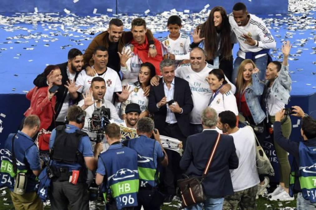 Cristiano Ronaldo posando con su familia y amigos luego de conquistar la Champions League. Foto AFP