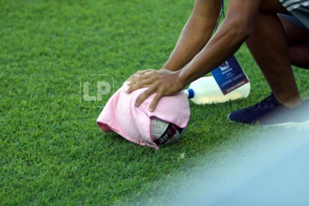 Así sanitizaron los balones durante el partido en el estadio Ciscatlán.