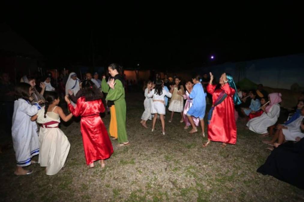 Los actores cantan y bailan al ritmo de villancicos que hacen disfrutar aún más el recorrido.