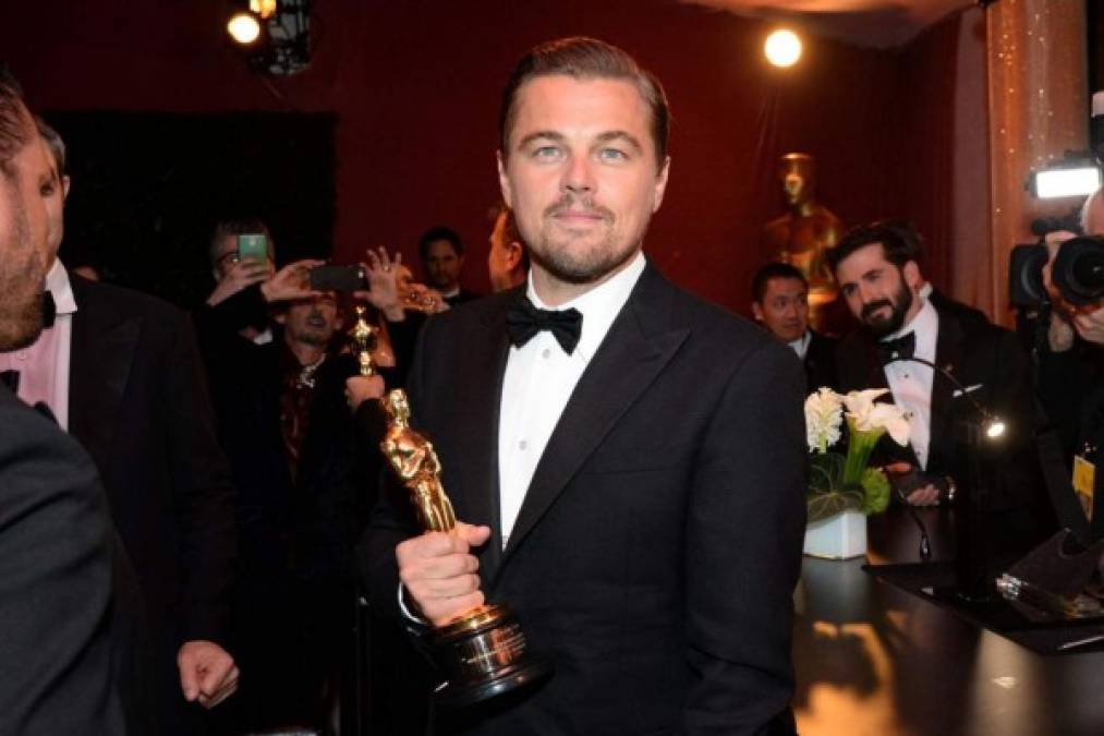 10. Leonardo DiCaprio ganó (al fin) su primer Óscar.<br/>Lo logró. Leonardo DiCaprio finalmente obtuvo su primer Óscar como Mejor Actor, por su trabajo en El Renacido, la película dirigida por el mexicano Alejandro González Iñárritu.<br/><br/>Esta vez, para llevarse la estatuilla el actor tuvo que competir contra Bryan Cranston (Trumbo), Matt Damon (The Martian), Michael Fassbender (Steve Jobs) y Eddie Redmayne (La chica danesa). DiCaprio también se destacó este año por su lucha contra el cambio climático. El actor presentó su primer documental, Before the Flood, realizado con la National Geographic para exponer los efectos del calentamiento global.