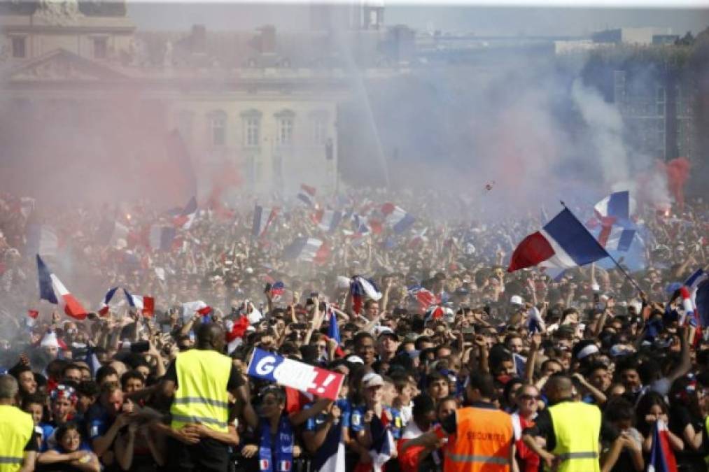 El Campo de Marte parisino se coloreó de luces, humos y bengalas con los tonos de la bandera nacional de Francia.