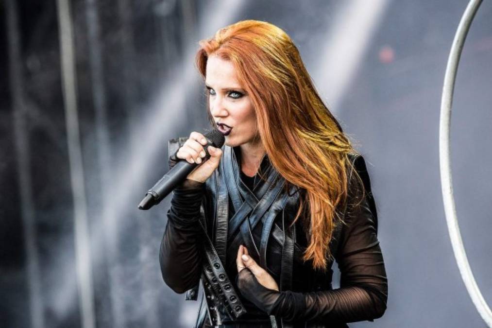 Simone Johanna Maria Simons (Heerlen, Limburgo, Países Bajos, 17 de enero de 1985), es una cantante, compositora y vocalista de la banda holandesa de metal sinfónico Épica.